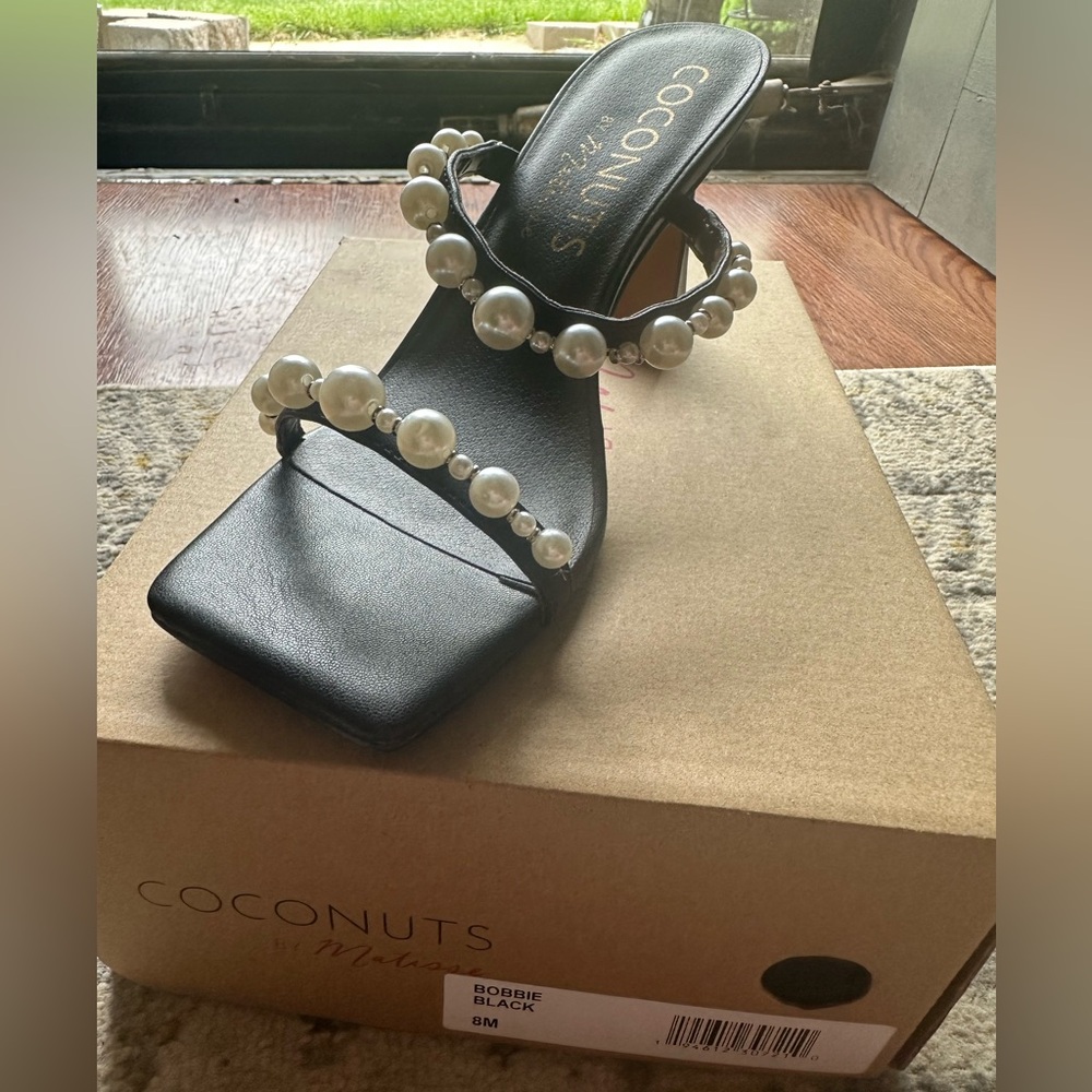 Cutest pearl heels!